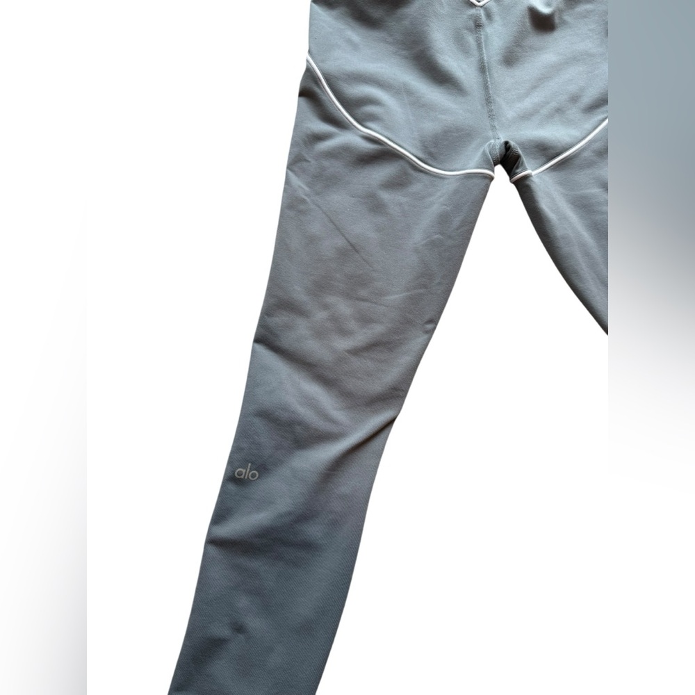 ALO YOGA Airbrush High-Waist Heart Throb Leggings in Steel Gray - Picture 11 of 13